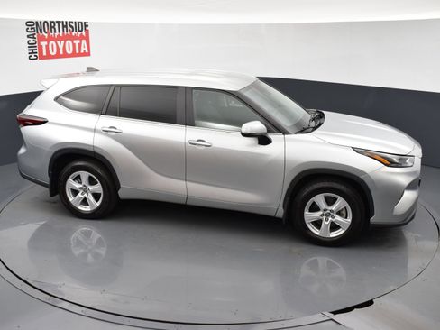 Used 2024 Toyota Highlander LE AWD/4WD image 23