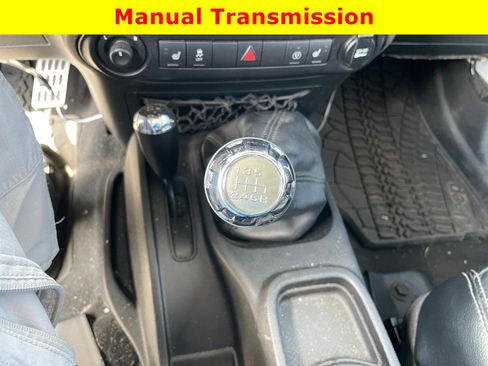 Used 2015 Jeep Wrangler Unlimited Rubicon AWD/4WD image 22