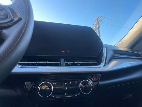 Used 2025 Chevrolet Trax LT image 18