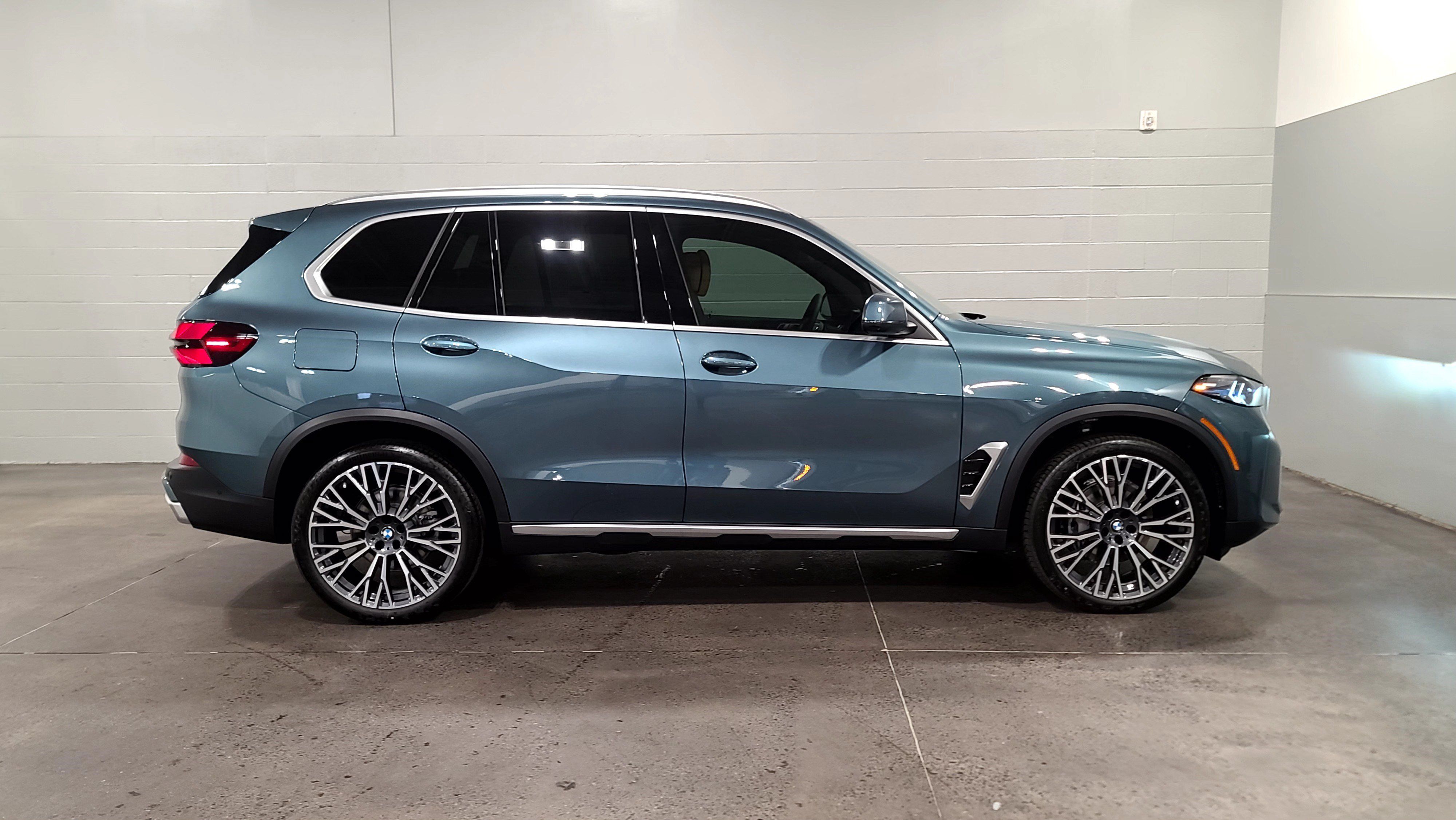 Used 2026 BMW X5 sDrive40i w/ Premium Package RWD image 9