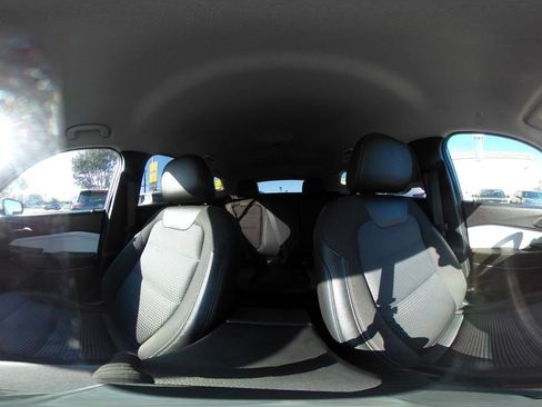 Used 2025 Chevrolet Trax LT FWD image 40