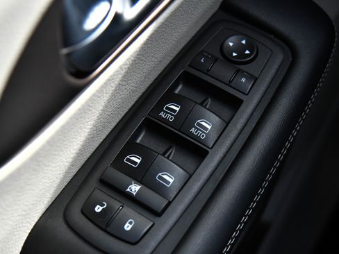 Used 2023 Chrysler Voyager LX image 35