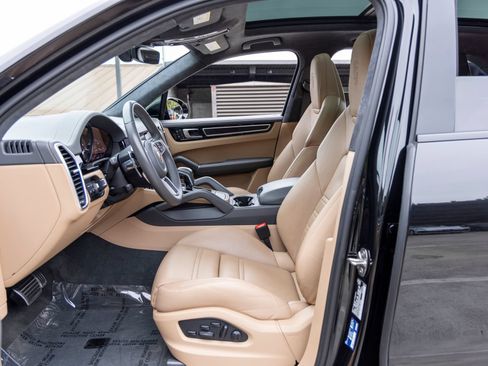 Certified 2023 Porsche Cayenne GTS AWD/4WD image 32