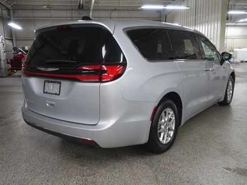 Used 2024 Chrysler Pacifica Touring-L FWD image 7