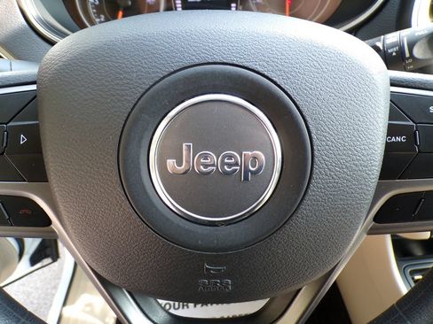 Used 2019 Jeep Cherokee Latitude w/ Popular Appearance Group FWD image 30