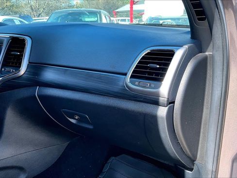 Used 2021 Jeep Grand Cherokee Laredo image 18