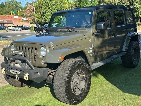 Used 2015 Jeep Wrangler Unlimited Sahara AWD/4WD image 3