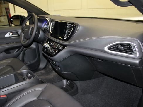 New 2026 Chrysler Pacifica Select image 26