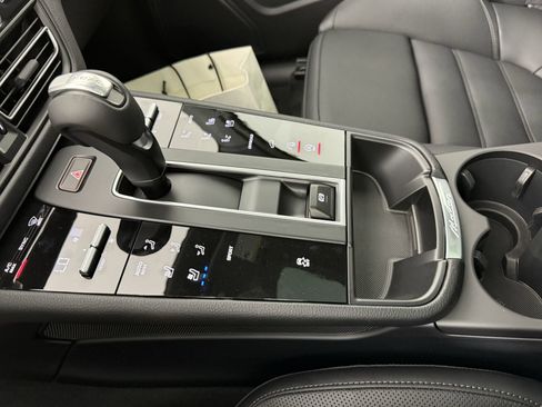 Certified 2025 Porsche Macan AWD/4WD image 22