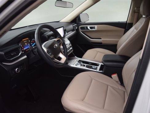 Used 2023 Ford Explorer XLT w/ Equipment Group 202A image 10