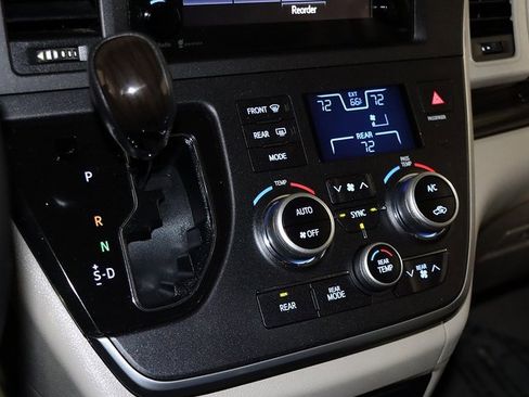 Used 2015 Toyota Sienna XLE image 19