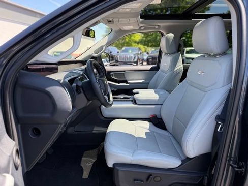 Used 2025 Ford Expedition Platinum w/ Driver's Package AWD/4WD image 17