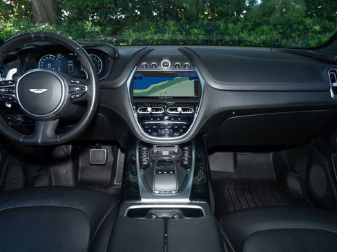 Used 2021 Aston Martin DBX image 19