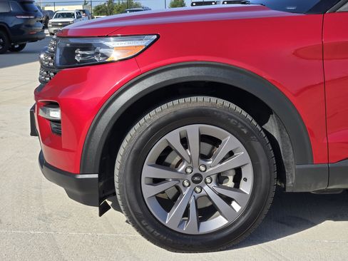 Used 2022 Ford Explorer XLT w/ Equipment Group 202A AWD/4WD image 9