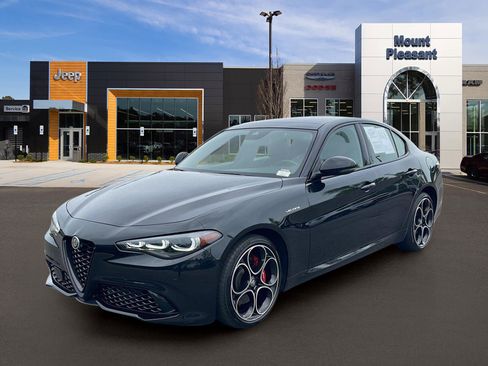 Used 2024 Alfa Romeo Giulia Veloce AWD/4WD image 3