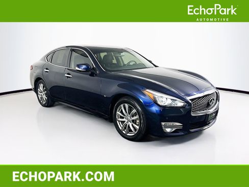 Used 2017 INFINITI Q70 3.7 image 1