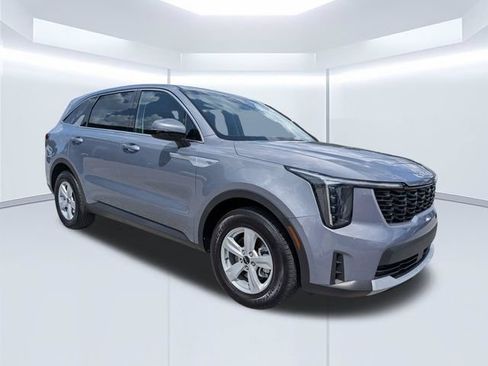 Used 2025 Kia Sorento LX FWD image 2