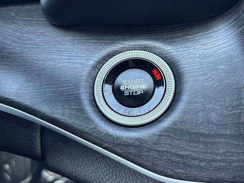 Used 2025 Jeep Grand Cherokee Limited w/ Black Appearance Package image 18