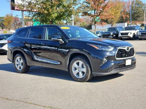 Used 2024 Toyota Highlander LE image 1