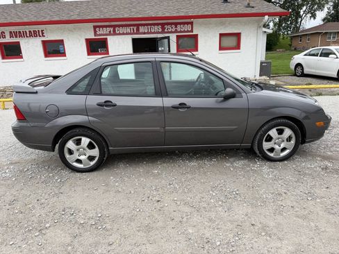 Used 2007 Ford Focus SE FWD image 2