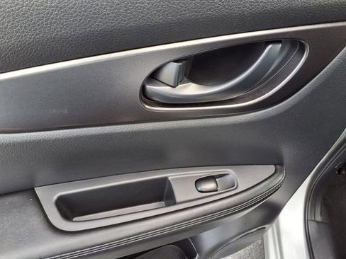 Used 2018 Nissan Rogue Sport S image 18