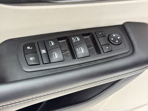 Used 2024 Chrysler Pacifica Touring-L FWD image 20
