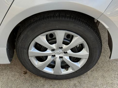 Used 2025 Toyota Corolla LE FWD image 30