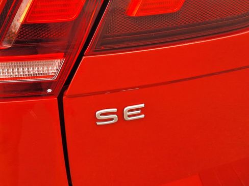 Used 2022 Volkswagen Tiguan SE AWD/4WD image 30