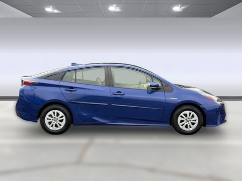 Used 2016 Toyota Prius Two FWD image 6