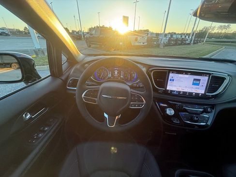 New 2026 Chrysler Pacifica Select image 14