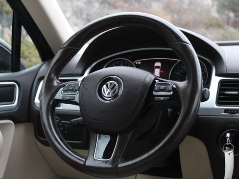 Used 2014 Volkswagen Touareg Hybrid image 20