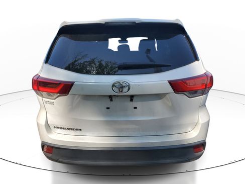 Used 2019 Toyota Highlander LE FWD image 10