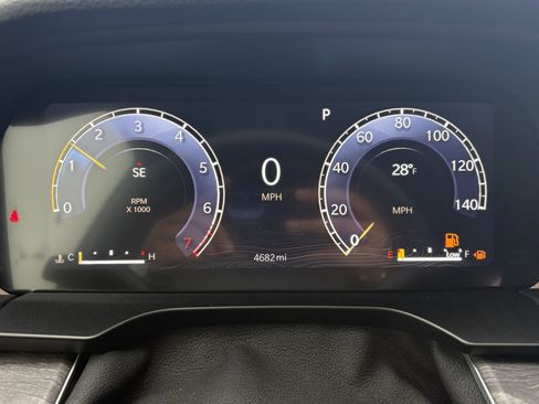 Used 2025 Jeep Grand Cherokee Limited w/ Luxury Tech Group II image 8