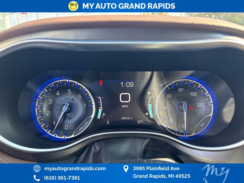 Used 2018 Chrysler Pacifica Limited w/ Tire & Wheel Group FWD image 2