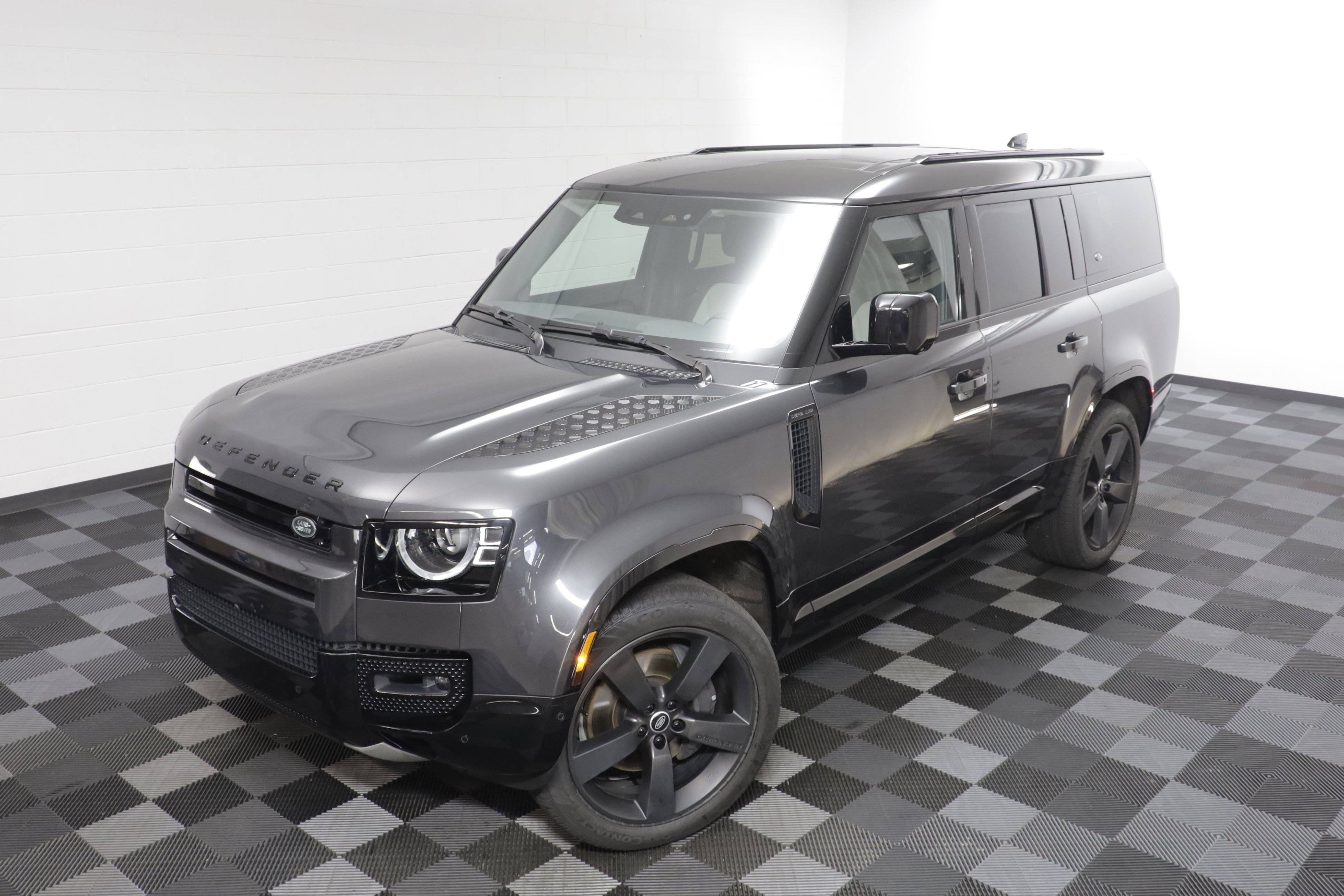 Used 2024 Land Rover Defender 130 X-Dynamic SE AWD/4WD image 2