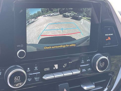Used 2023 Toyota Highlander XLE FWD image 18