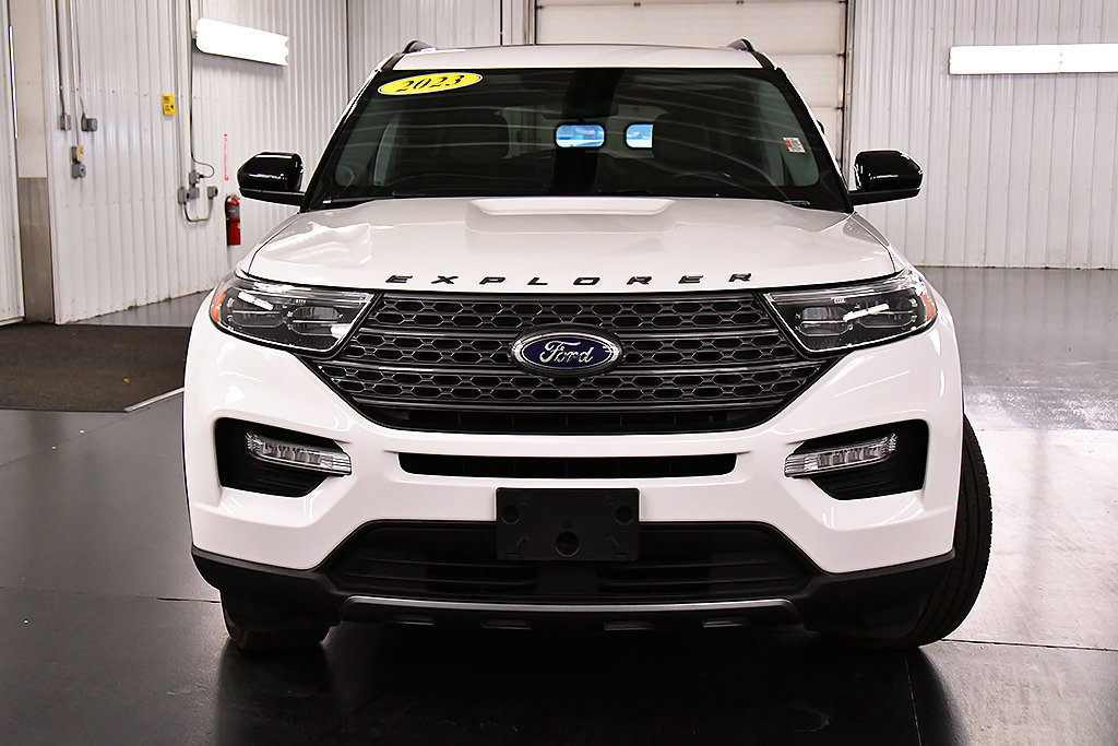 Used 2023 Ford Explorer XLT w/ Equipment Group 202A AWD/4WD image 2