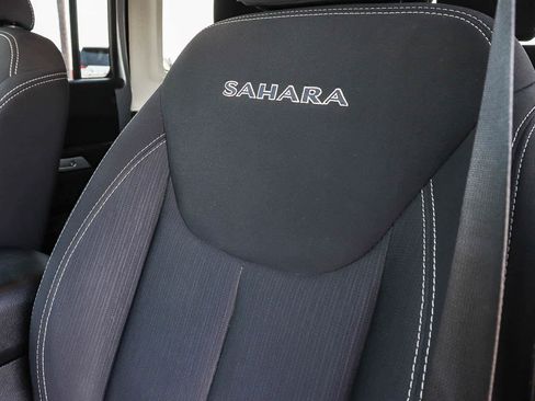 Used 2018 Jeep Wrangler Unlimited Sahara AWD/4WD image 31