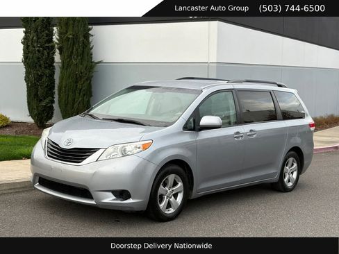Used 2014 Toyota Sienna LE image 1