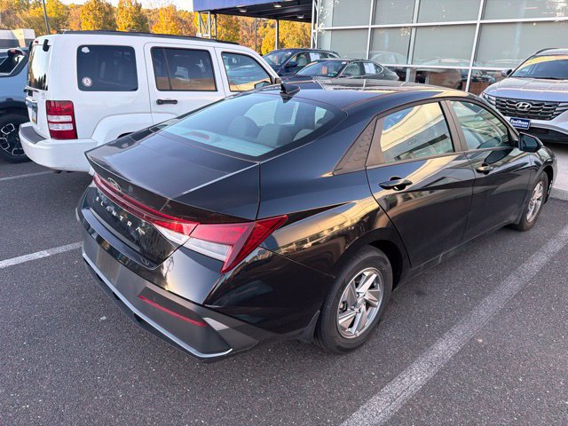 Certified 2025 Hyundai Elantra SE FWD image 18