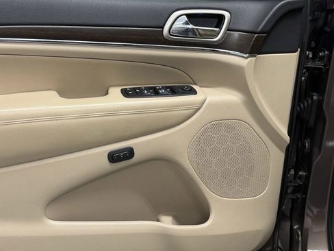 Used 2017 Jeep Grand Cherokee Limited image 27