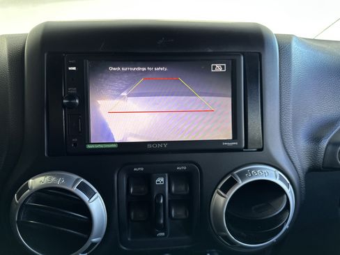 Used 2016 Jeep Wrangler Unlimited Sahara w/ Connectivity Group image 23