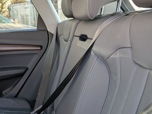 Used 2024 Audi Q5 e Premium w/ Convenience Package image 17