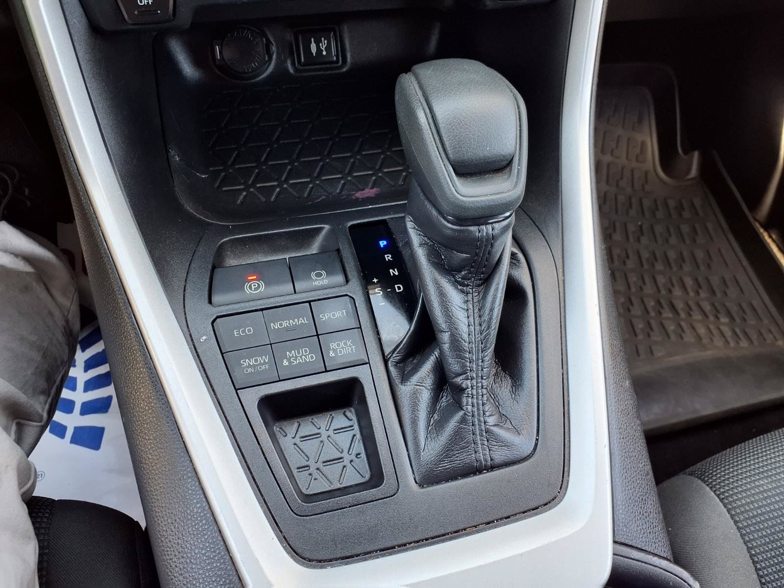 Used 2019 Toyota RAV4 LE w/ All Weather Liner Package AWD/4WD image 24