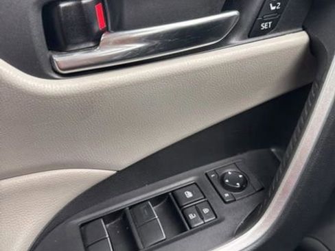 Used 2021 Toyota RAV4 XLE Premium FWD image 8