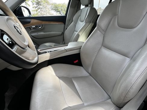 Used 2021 Volvo XC90 T6 Momentum image 17