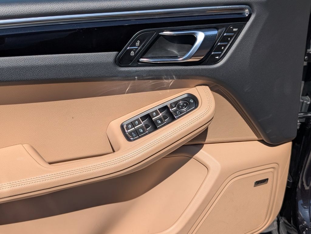 Certified 2025 Porsche Macan AWD/4WD image 20