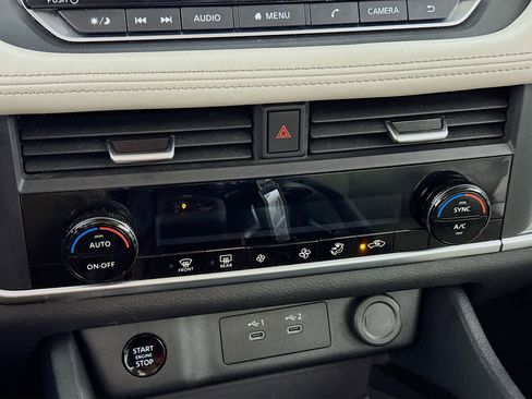 Used 2025 Nissan Rogue SV image 17