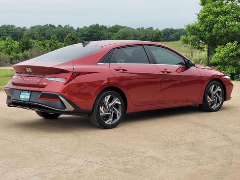 Used 2025 Hyundai Elantra Limited FWD image 4