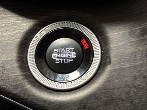 Used 2025 Jeep Grand Cherokee Limited w/ Black Appearance Package image 23